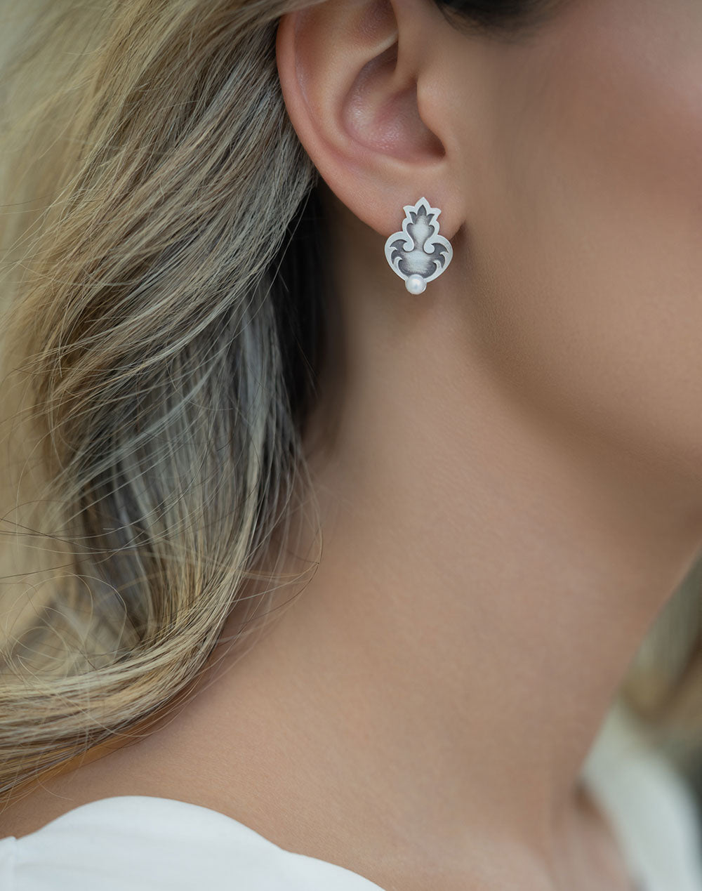 Sterling Silver Minimal flower Earrings with Freshwater Pearl
