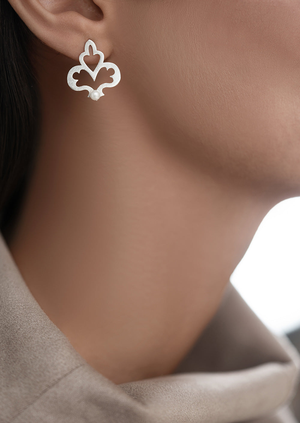 Silver Stud Flower Minimal Earrings with Natural Pearl